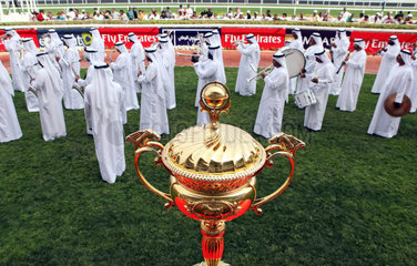 Dubai  Vereinigte Arabische Emirate  Orchester und Pokal fuer den Sieger im Dubai World Cup