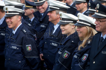 Duesseldorf  Deutschland  Polizisten mit der neuen blauen Uniform