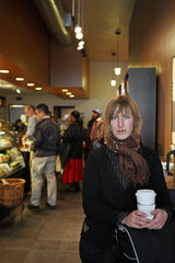 New York City  USA  Portrait einer jungen Frau im Coffee Shop