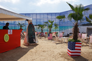 Berlin  Deutschland  Strandbar mit kuenstlich aufgeschuettetem Sand  Palmen und Suedseepanorama