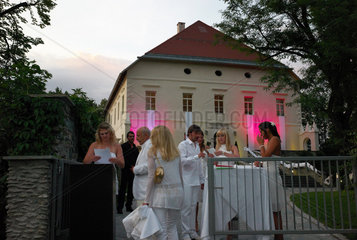 Klagenfurt  Oesterreich  Fete Blanche auf dem Schloss Maria Loretto