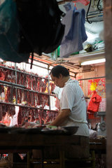 Hongkong  China  Schlachter bei der Arbeit an der offenen Fleischtheke