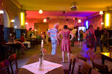 Berlin  Deutschland  Claerchens Ballhaus  Tanztee am Sonntag Nachmittag