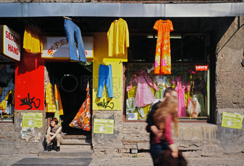 Berlin  Deutschland  Laden fuer gebrauchte Bekleidung in der Fehrbelliner Strasse