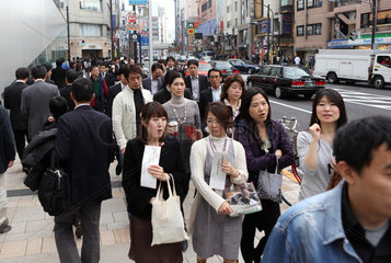 Tokio  Japan  Menschen auf der Strasse