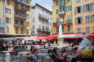 Nizza  Frankreich  Touristen und Starssenrestaurants auf dem Place Rosetti