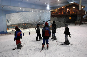 Dubai  Vereinigte Arabische Emirate  Kinder in der Indoorskihalle Ski Dubai