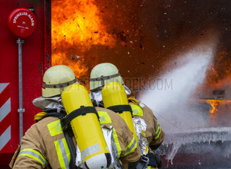 Berlin  Deutschland  Feuerwehr im Loeschangriff an einem Branduebungscontainer