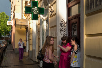 Lemberg  Ukraine  junge Frauen vor einem Hauseingang