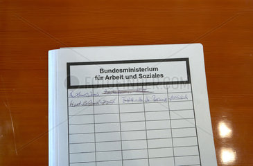 Karlsruhe  Deutschland  Aktenmappe des Bundesministeriums fuer Arbeit und Soziales
