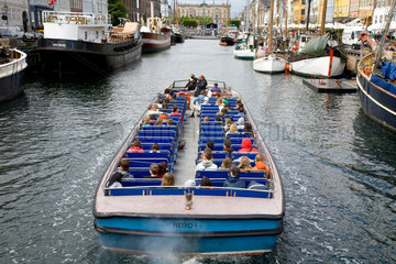 Kopenhagen  Daenemark  Bootsfahrt in Kopenhagen Nyhavn