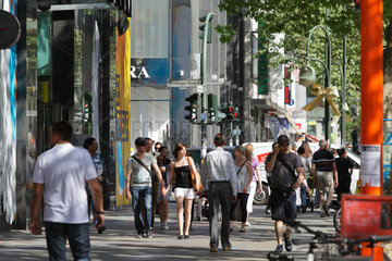 Berlin  Deutschland  Passanten auf der Tauentzienstrasse in Berlin-Charlottenburg