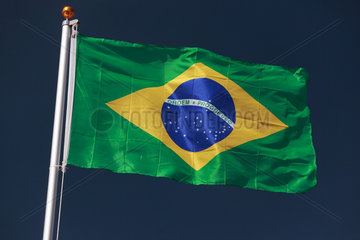 Hamburg  Deutschland  Nationalfahne von Brasilien weht im Wind