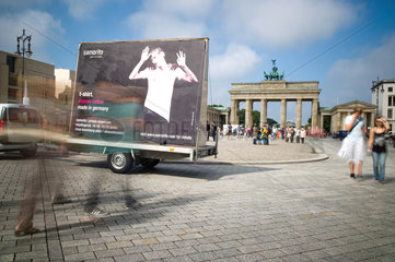Berlin  Deutschland  Guerilla-Marketing waehrend der Fashionweek am Pariser Platz