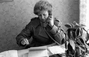 Berlin  DDR  Frau sitzt an einem Schreibtisch und vereinbart telefonisch einen Termin