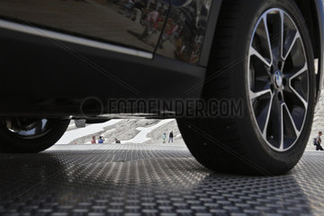 Zugspitze  Deutschland  BMW-Auto als Werbung auf der Zugspitze