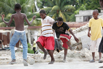 Leogane  Haiti  Fussball spielende Kinder in den Ruinen der Innenstadt
