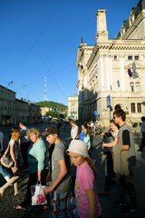 Lemberg  Ukraine  Passanten an einer Kreuzung  rechts die Oper
