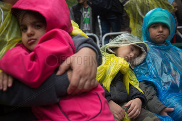 Berlin  Deutschland  Fluechtlinge warten vor dem Landesamt fuer Gesundheit und Soziales