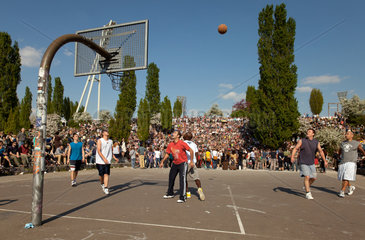 Berlin  Deutschland  Basketballspieler im Mauerpark