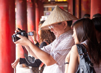Hanoi  Vietnam  Touristen im Literaturtempel