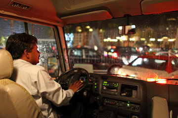 Dubai  Vereinigte Arabische Emirate  Taxifahrer steht hupend im Stau