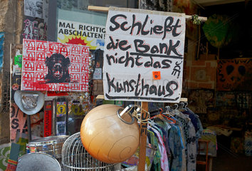 Berlin  Deutschland  Protestplakat gegen die moegliche Schliessung des Kunsthauses Tacheles
