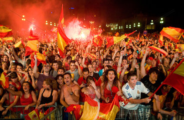 Barcelona  Spanien  Fussballfans feiern den Sieg nach der gewonnenen Fussballweltmeisterschaft