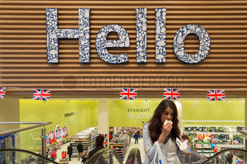 London  Grossbritannien  Eingang zu einem Tesco-Supermarkt
