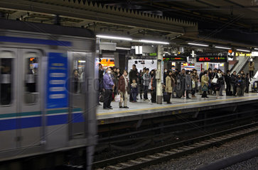 Tokio  Japan  Menschen auf einem U-Bahnsteig der Shinjuku Station