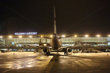 Vantaa  Finnland  Flugzeug am Terminal des Helsinki Airport