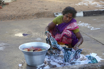 Kokilamedu  Indien  eine Frau beim Waesche waschen