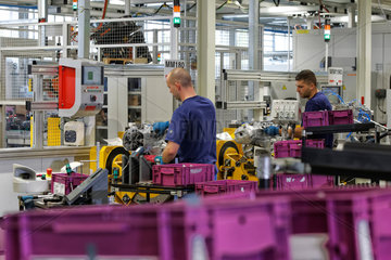 Berlin  Deutschland  Mitarbeiter bei der Herstellung des BMW C evolution