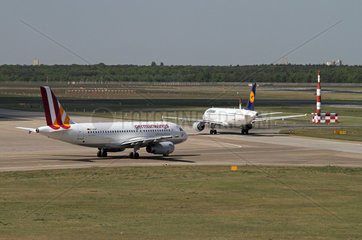 Berlin  Deutschland  Airbus A320 der Lufthansa und Airbus A319 der Germanwings auf dem Weg zur Rollbahn
