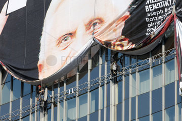Berlin  Deutschland  BILD-Titelseite mit der Schlagzeile -Wir sind Papst- an der Fassade des Springer-Gebaeudes