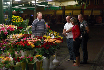 Breslau  Polen  Blumenverkaeufer und Kunden auf dem Blumenmarkt am Solnyplatz