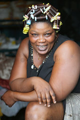 Port-au-Prince  Haiti  Portraet einer Frau mit Lockenwicklern
