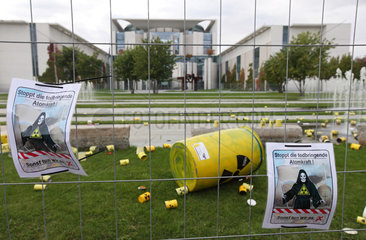Berlin  Deutschland  symbolisch ueber den Zaun geworfene Atombehaelter vor dem Kanzleramt