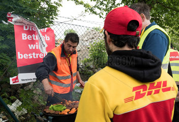 Berlin  Deutschland  Streik bei der Zustellbasis von DHL in Reinickendorf