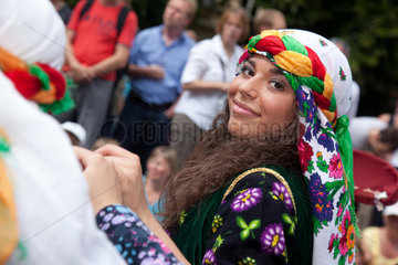 Berlin  Deutschland  kurdische Frau in Tracht auf dem Karneval der Kulturen