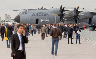 Schoenefeld  Deutschland  Messebesucher und der Airbus A400M auf der ILA 2012