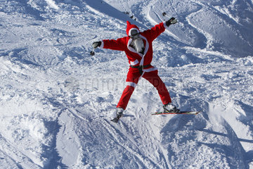 Krippenbrunn  Oesterreich  Weihnachtsmann faehrt Ski
