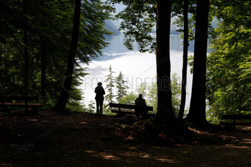 Berchtesgaden  Deutschland  Besucher sitzen am Gebirgssee Koenigssee