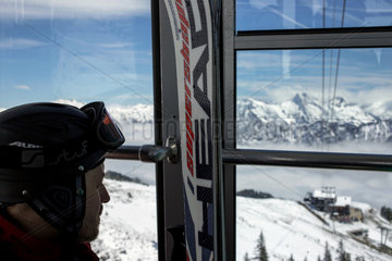 Oberstdorf  Deutschland  Skifahrer in der Fellhornbahn auf dem Weg zum Gipfel