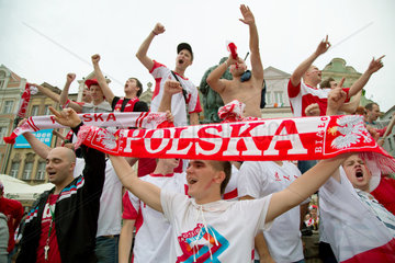 Posen  Polen  Fans nach dem Eroeffnungsspiel am Stary Rynek
