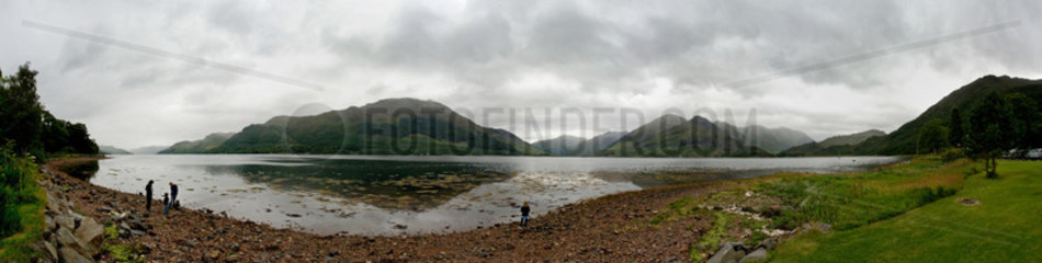 Ratagan  Grossbritannien  Blick auf das Loch Duich und die umgebende Berglandschaft