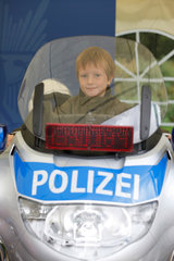 Berlin  Deutschland  kleiner Junge sitzt auf einem Polizeimotorrad