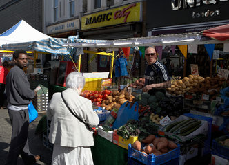 London  Grossbritannien  Lebensmittelmarkt auf dem Portobello Road Market