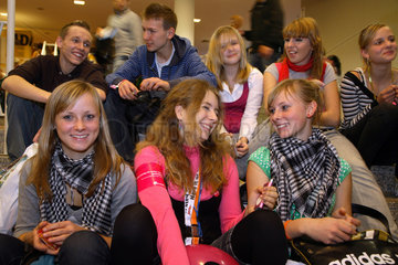 Berlin  Deutschland  eine Gruppe von Jugendliche auf der Jugendmesse YOU 2007