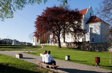 Wiecbork  Polen  Paar auf einer Bank am zentralen Platz der Kleinstadt